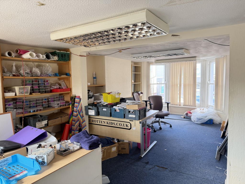 Lot: 21 - VACANT FREEHOLD COMMERCIAL PREMISES WITH POTENTIAL - First floor office and storage